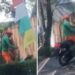 Bak Kerasukan Setan, Aksi Pria Diduga Lakukan KDRT di Pinggir Jalan Viral, Menendang Sampai Tabrak Istri Pakai Motor