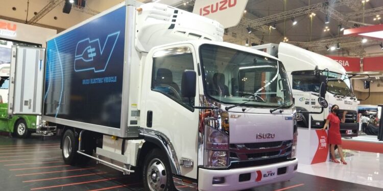 Menteri Airlangga Apresiasi Isuzu Pamerkan Elf Listrik di GIIAS 2022