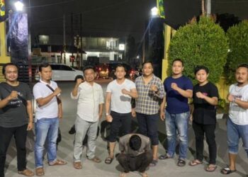 Dibekuk Polisi, Satpam Pabrik Pakai Topeng dan Todongkan Golok saat Rampok Rp100 Juta di Toko HP