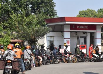 Antrean Panjang di SPBU Bogor