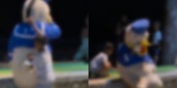 Bikin Geram, Aksi Bocah Laki-Laki Bully Pria Berkostum Badut yang Ternyata Penyandang Disabilitas