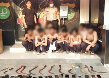 Diduga Mau Tawuran, Puluhan Pelajar dengan Belasan Sajam Diamankan Polisi di Jakbar