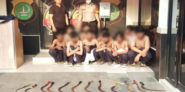 Diduga Mau Tawuran, Puluhan Pelajar dengan Belasan Sajam Diamankan Polisi di Jakbar