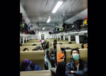 Penumpang Kereta KAI Kelas Ekonomi yang Ngeluh Kursi Sempit Diminta Langsung Ngadu ke Kondektur, Bisa Langsung Lega?