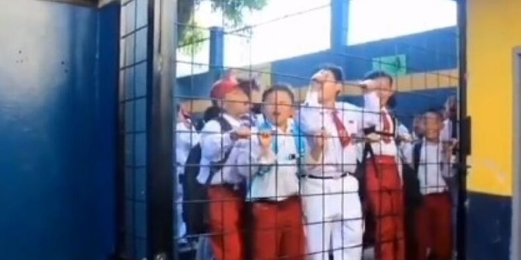 Tanah Sekolah Kena Sengketa Sampai Gerbang Dilas Ahli Waris, Para Siswa Nunggu di Luar Tak Bisa Belajar