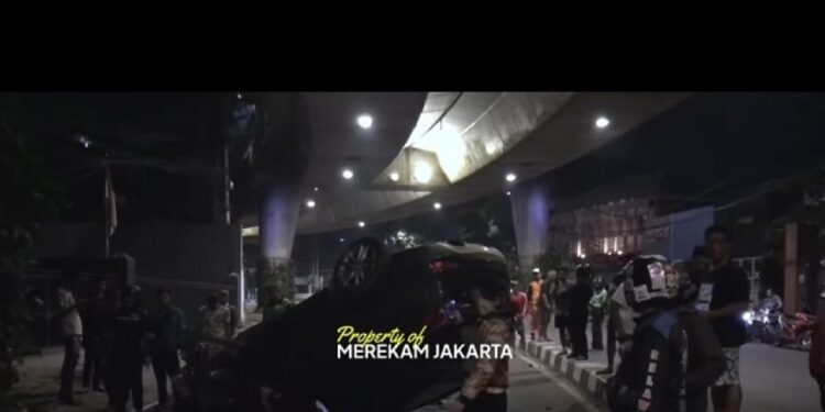 Viral! Pengemudi Mobil Umur 20 Tahun Tabrak Pohon hingga Terguling Di Jalan Antasari