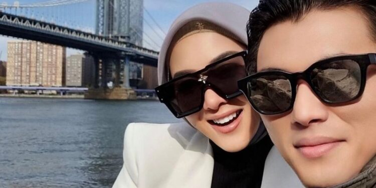 Masih Liburan di Jepang Bareng Suami, Syahrini Pamer Koleksi Tas Terbaru Serba Emas