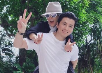 Syahrini Liburan ke Jepang Bareng Suami, Pamer Dress Mahal di Atas Kapal