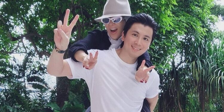 Syahrini Liburan ke Jepang Bareng Suami, Pamer Dress Mahal di Atas Kapal