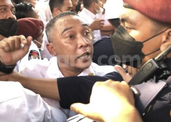 Rusuh! Ngaku Pihak dari Garuda Jebol Pengaman di Gerbang KPU yang Dijaga Pamdal