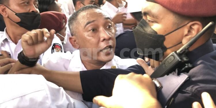 Rusuh! Ngaku Pihak dari Garuda Jebol Pengaman di Gerbang KPU yang Dijaga Pamdal