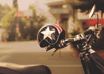 Gemas! Ketika Tinggalkan Helm di Parkiran Motor, Malah Dijadikan Tempat Tidur Kucing