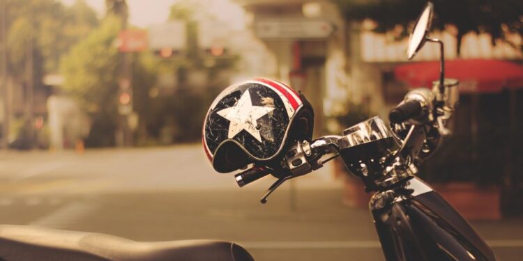 Gemas! Ketika Tinggalkan Helm di Parkiran Motor, Malah Dijadikan Tempat Tidur Kucing