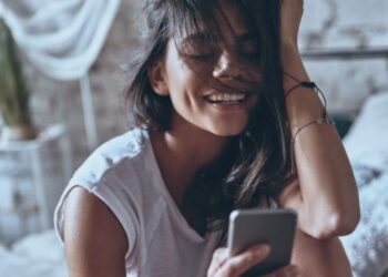 Meski Terdengar Aneh, Tapi Ini 5 Manfaat Phone Sex dengan Pasangan