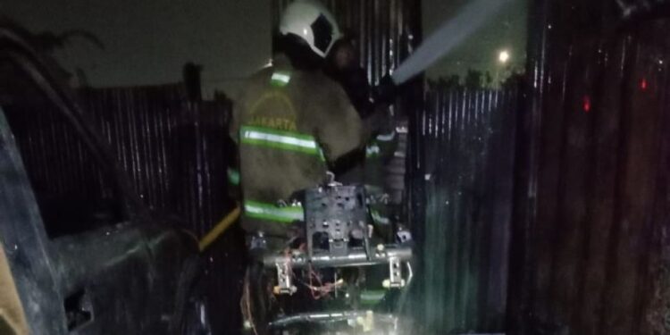Diduga Korsleting Listrik, 4 Kendaraan di Gudang Kawasan Cakung Terbakar