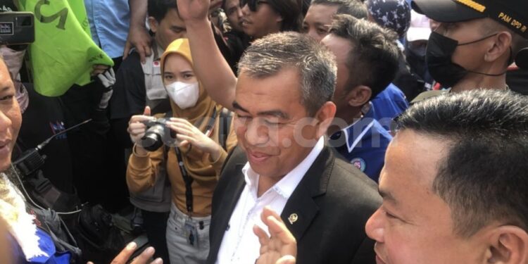 Tolak Anggota DPD RI Naik Mobil Komando, Orator Demo Buruh: Kita Tidak Butuh Lobi-lobi!