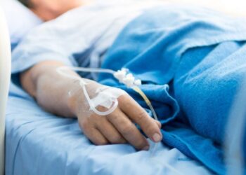 Doa Ketika Orang Tua Sakit dan Adab Membacanya