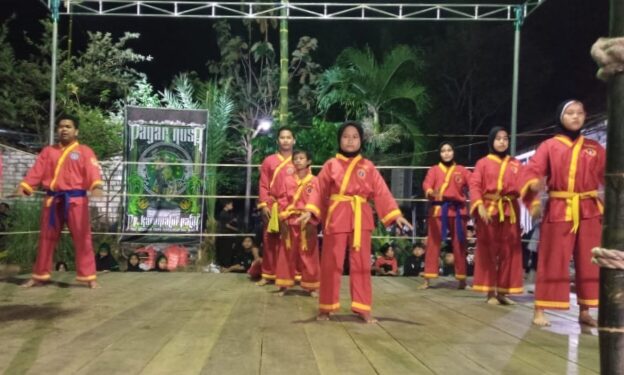 Tapak Suci Ujungpangkah Unjuk Jurus di Milad Pondok Karomatul Fatikh