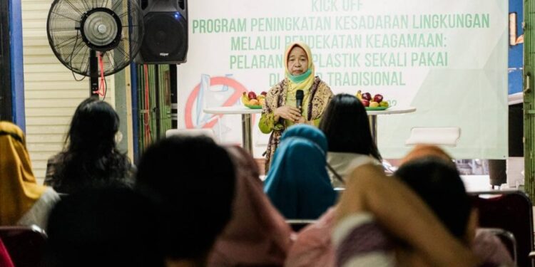 Kampanyekan Pasar Bebas Plastik, ‘Aisyiyah Sambangi Pasar Tebet
