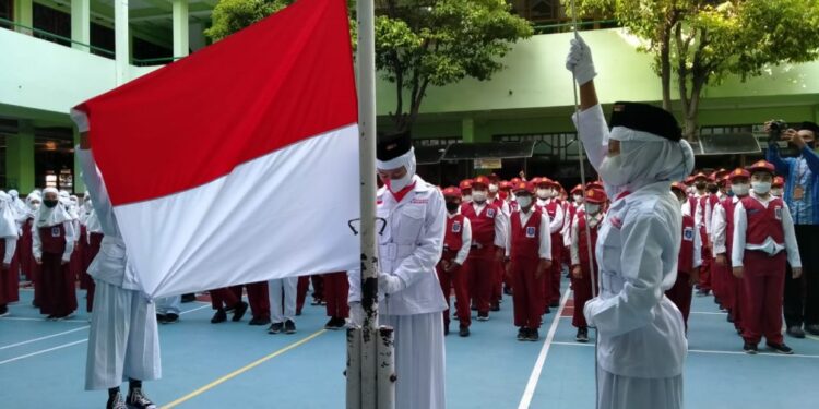 Upacara HUT RI 17 Agustus SD Muhammadiyah 1 Ketelan Bertabur Penghargaan