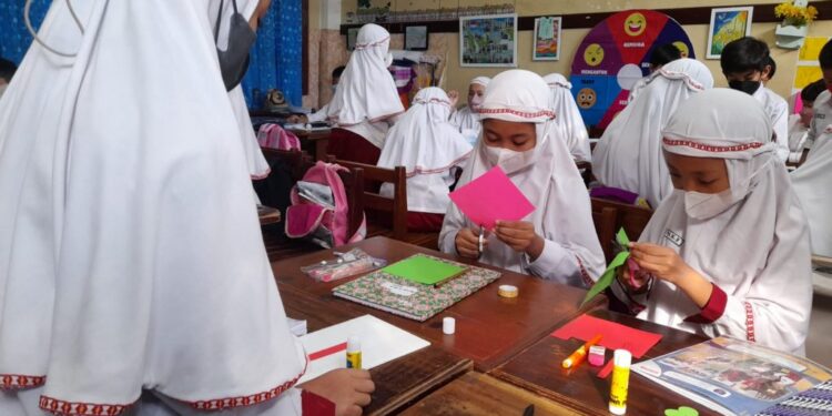 Belajar Matematika Asyik dengan Media BMB Ala SD Muhammadiyah PK Kottabarat