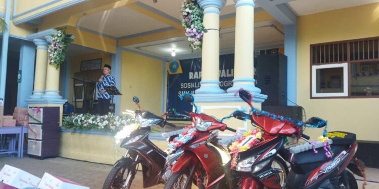 SMK Muhammadiyah Keling Beri Hadiah Kejutan Siswanya