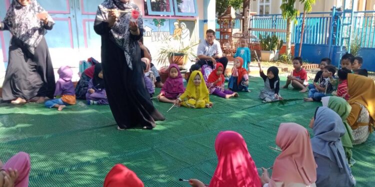 Sambut HUT RI, Siswa PAUD Aisyiyah Ini Mewarnai Gelas Bekas