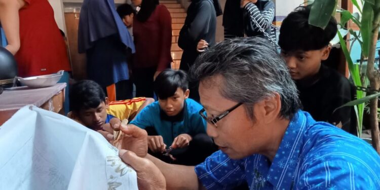 SMPM 2 Ponorogo Kenalkan Seni Budaya Batik Canting