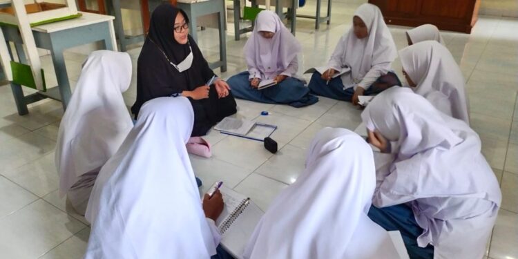 Ekskul Jurnalistik SMAM 1 Trenggalek Meliput Adab sebelum Shalat Berjamaah