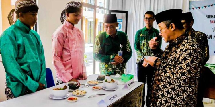 Abdul Mu’ti  Apresiasi Karya Kearifan Lokal Siswa SMA TarunaMu Gunungpring