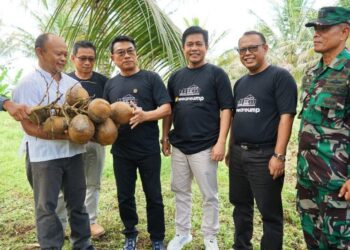 Moeldoko tanam varietas baru kopyor di UMP Jateng