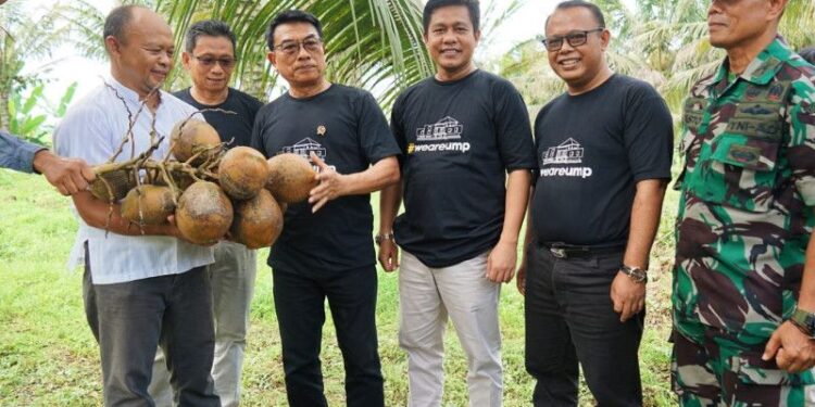 Moeldoko tanam varietas baru kopyor di UMP Jateng
