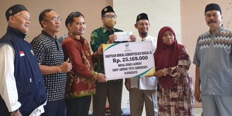 Kemensos beri bantuan modal usaha LKSA Sambikerep Surabaya