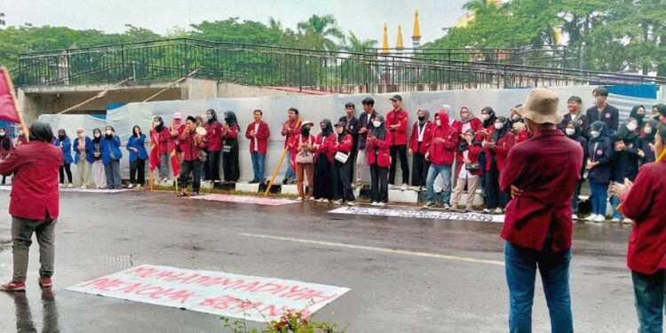 Ditengah Guyuran Hujan, Kader IMM Gelar Aksi Tolak Kenaikan Harga BBM