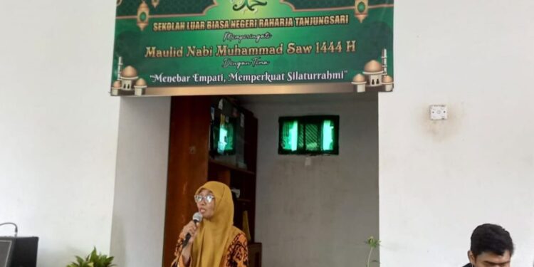 Menebar Empati, Memperkuat Silaturrahmi, Anak-Anak Sekolah Luar Biasa Memperingati Maulid Nabi