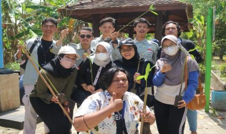 Lestarikan Ekosistem Mangrove, Mahasiswa UMP Tanam Bibit di Pantai Baros