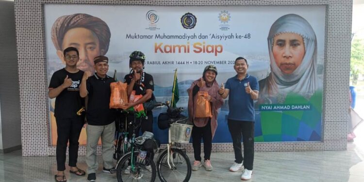 Syiar Muktamar, Pasangan Suami Istri Ini Gowes dari Purbalingga Menuju Solo
