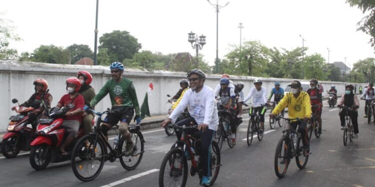 Semarakkan Muktamar ke-48, Ribuan Warga Muhammadiyah Soloraya Ikuti Gowes To Muktamar