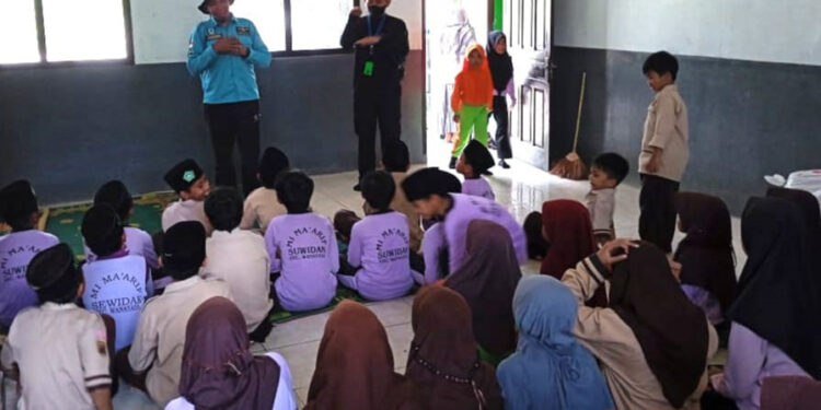 Relawan Muhammadiyah Banjarnegara Bantu Warga Terdampak Longsor