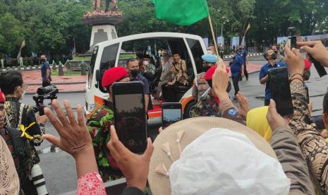 Berkendara Mobil Listrik, Presiden Jokowi Hadiri Pembukaan Muktamar