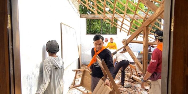 Atap kelas ambruk, siswa MI Muhammadiyah Gemantar belajar daring