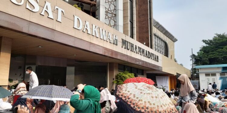 Gerimis tipis warnai shalat Id di lapangan Gedung PP Muhammadiyah