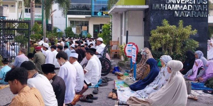 Ribuan warga shalat Idul Fitri di Kampus Muhammadiyah Mataram