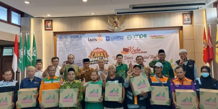 Lazismu DIY bagikan paket sembako kepada 210 sopir ambulans