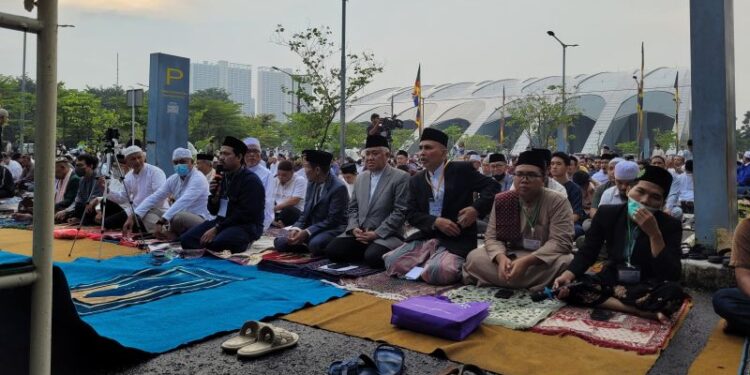 Jamaah Shalat Id Muhammadiyah padati pacuan kuda Pulomas meski hujan