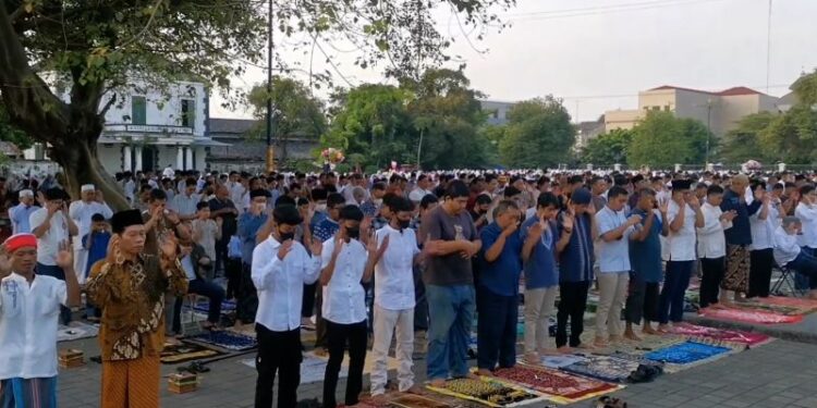 Pamedan Pura Mangkunegaran diramaikan ribuan jamaah shalat Id hari ini
