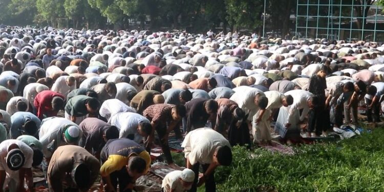 Ribuan orang shalat Id berjamaah di Lapangan Lodaya Bandung