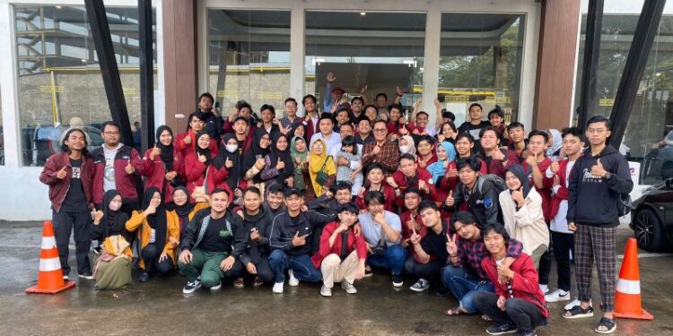 Wali Kota Sukabumi dan warga Muhammadiyah nonton bareng “Buya Hamka”