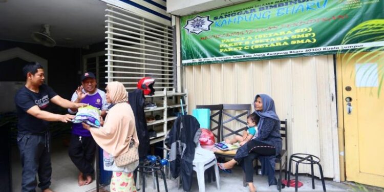 PCIM Malaysia bagikan zakat fitrah kepada warga Muslim