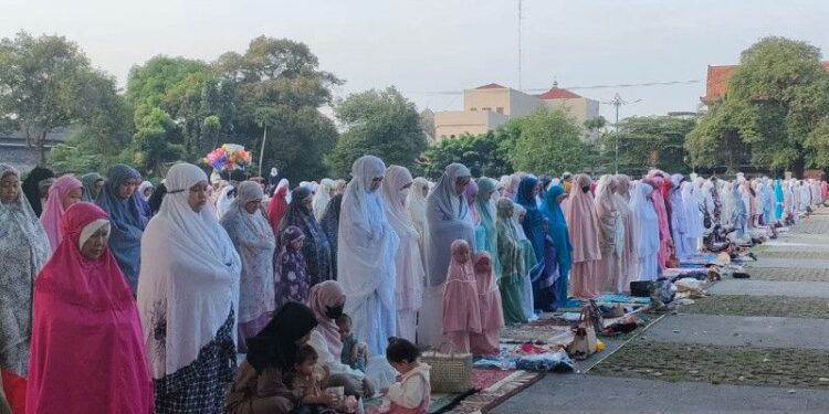 Ribuan orang melaksanakan shalat Id di Pura Mangkunegaran Solo